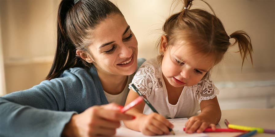 Etudiante faisant du baby-sitting avec une enfant de 3 ans