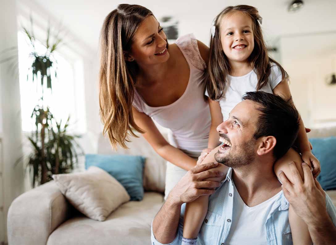 Un père de famille heureux avec ses enfants