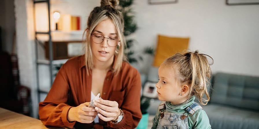 Nounou étudiante fait une activité ludique avec une petite fille