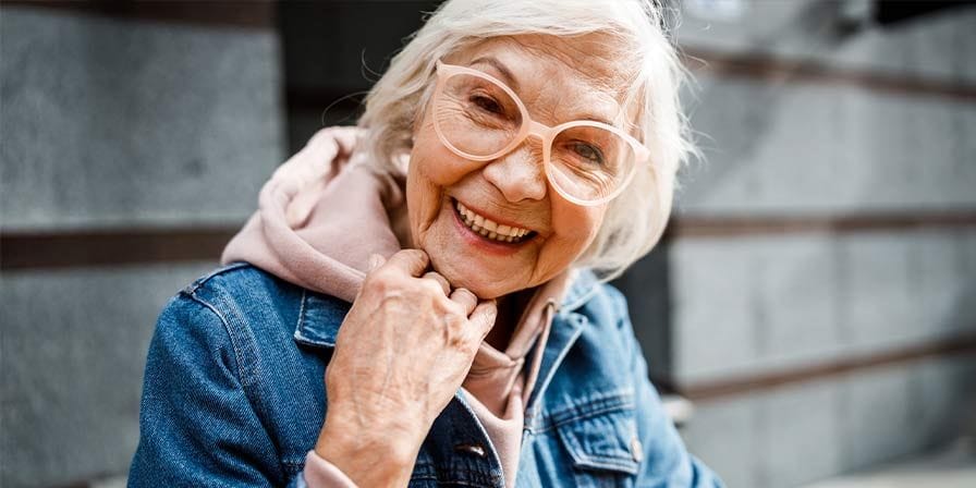 Nounou retraitée sourit face à la caméra