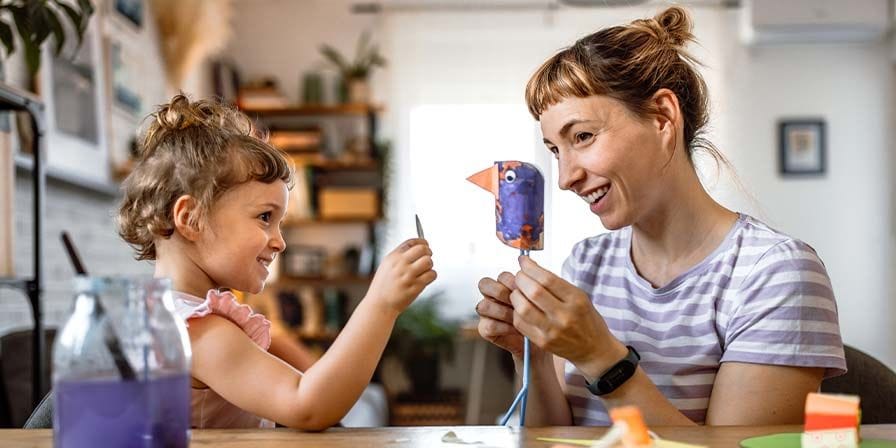 Nounou qui fait une activité ludique avec 1 petite fille