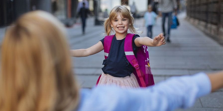 Petite fille joyeuse de retrouver sa nounou