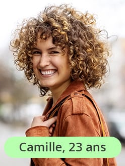 Nounou étudiante à la fac qui sourit face à la caméra